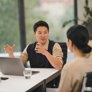 テーブル越しにお客様の相談に乗っている様子